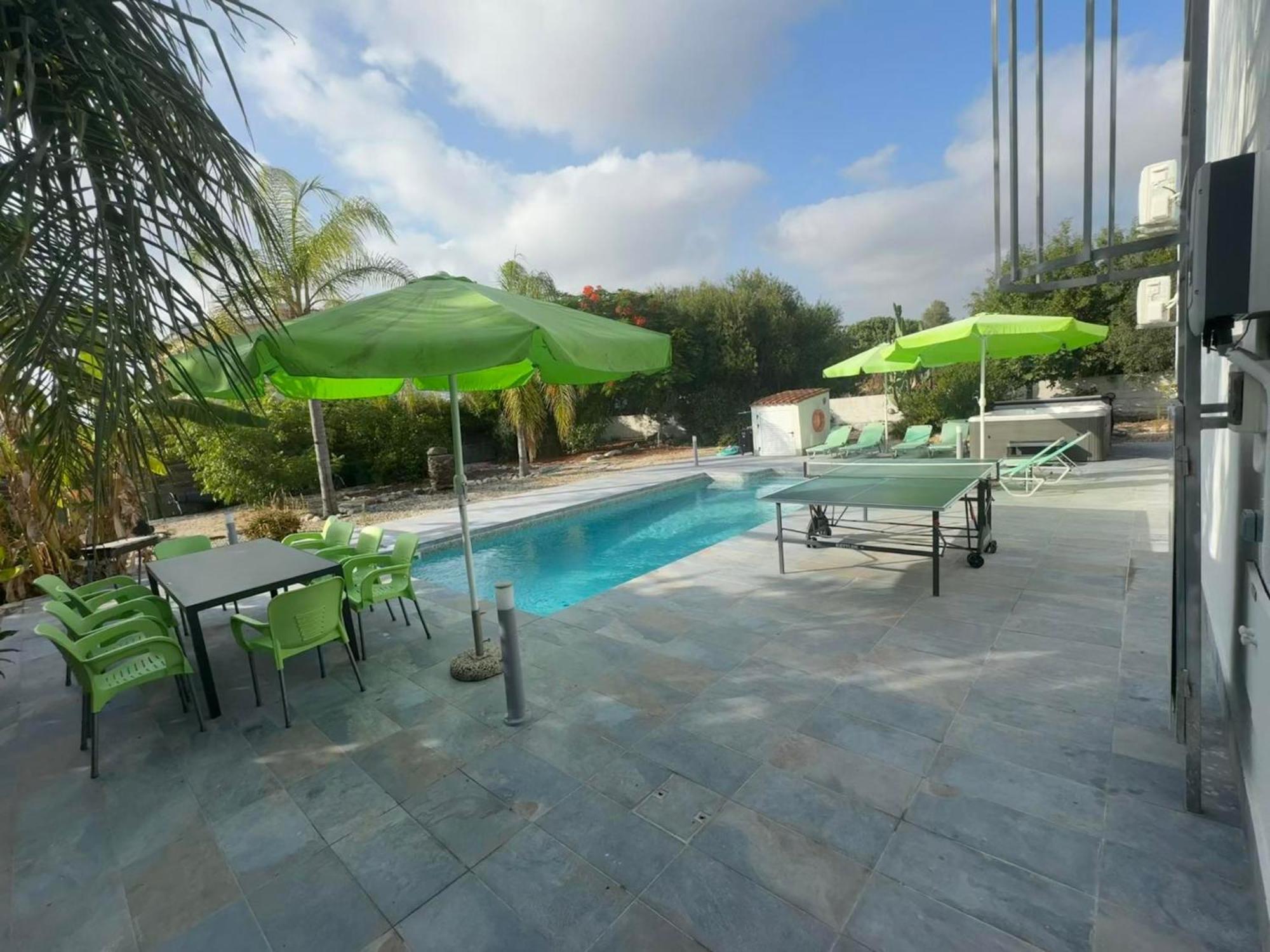 Villa Coralia Gardens 1Km From Coral Bay Beach Exterior foto